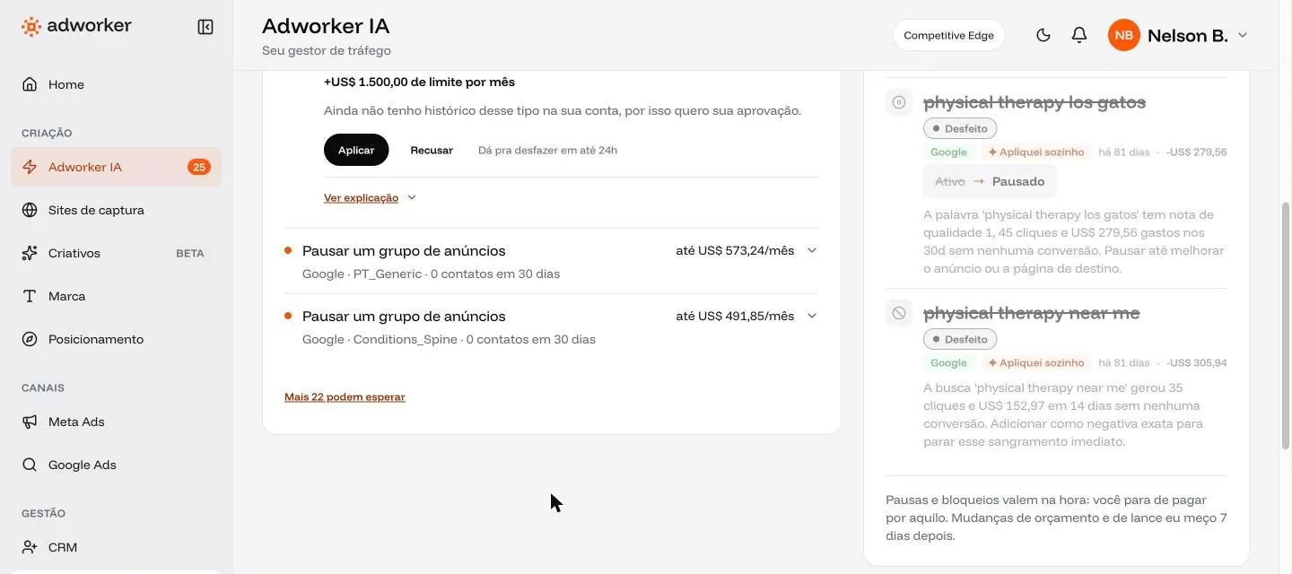 Adworker IA com decisões de pausar um grupo de anúncios no Google, botões Aplicar e Recusar e o histórico do que a IA aplicou sozinha
